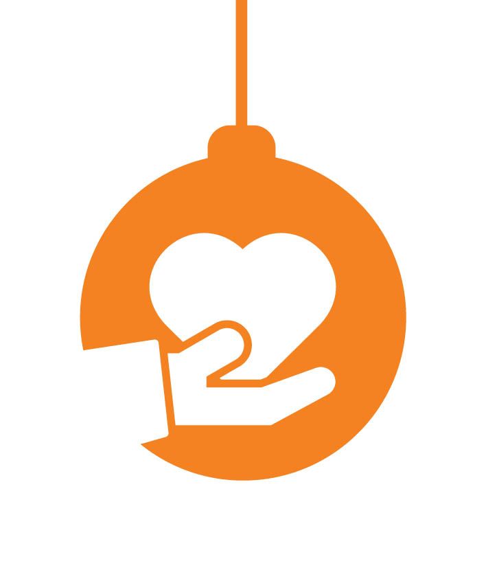 Oransje julekule dekorert med en hånd som holder et hjerte.