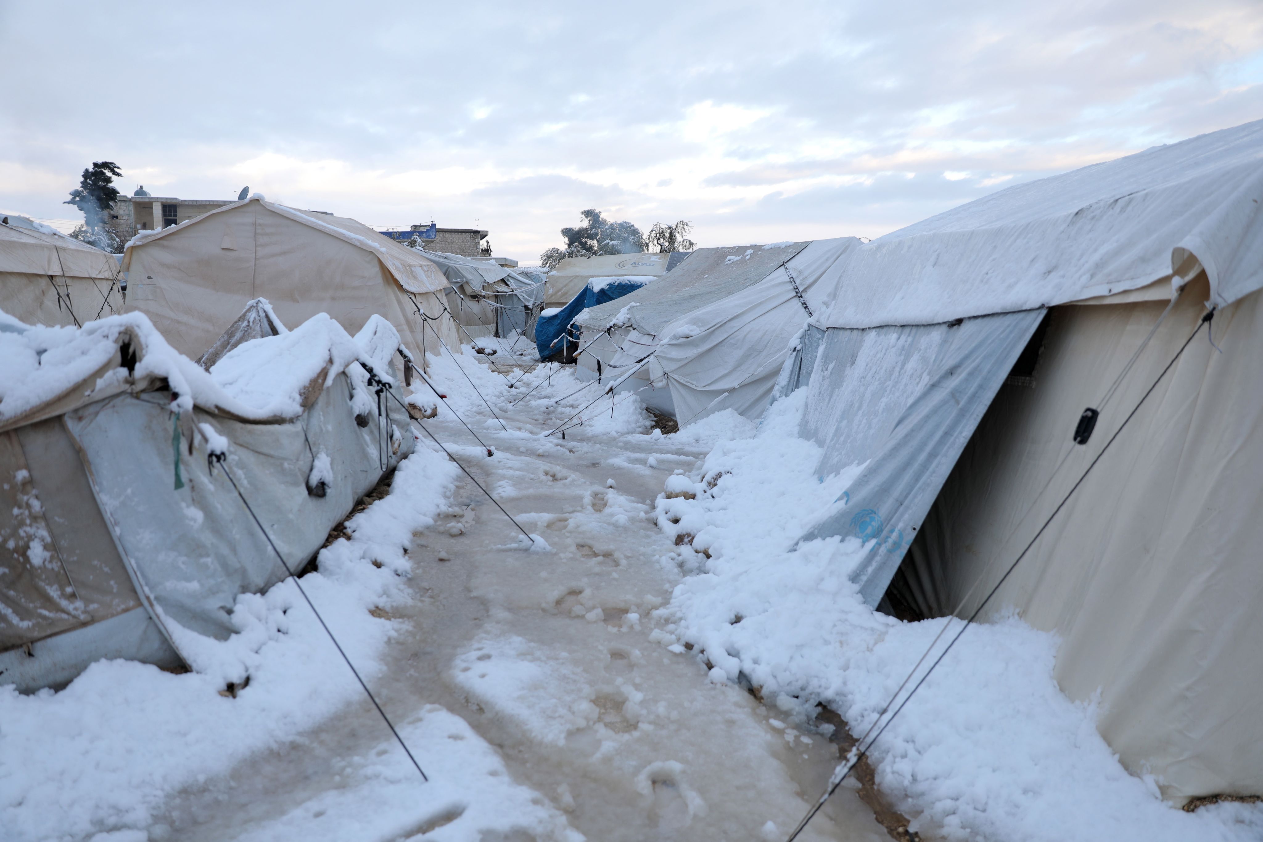Bor i telt I Syria er over 6,7 millioner mennesker internt fordrevne, mens ytterligere 6,8 millioner lever som flyktninger i nabolandene Jordan, Libanon og Tyrkia. Mange fordrevne bor i telt, uferdige bygninger og skur, noe som gjør dem spesielt sårbare for tøffe vinterforhold.